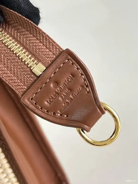 LOUIS ON TOILETRY CHAIN POUCH VUITTON 0606